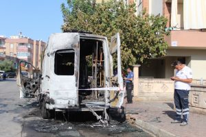Alev alan ambulansın i&ccedil;inden son andan kurtarıldı
