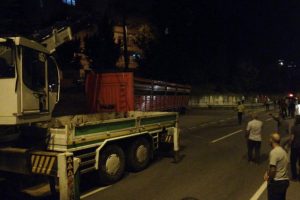 Yolun ortasında kalan dorse kilometrelerce kuyruk oluşturdu