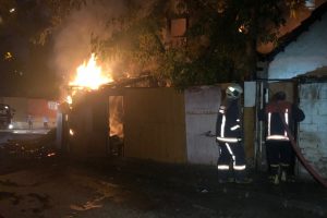 Başkent'te &ccedil;ıkan yangında 2 kişi canını zor kurtardı