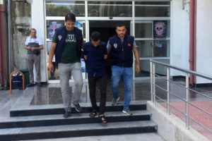 Hırsızlık zanlısı &ouml;nce kameralara sonra polise yakalandı