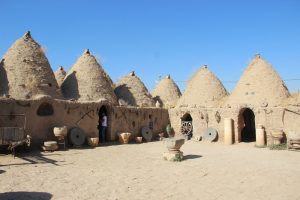 Harran'ın k&uuml;mbet evleri turistlerin ilgi odağı