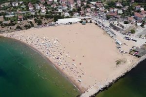 Sıcaktan bunalan İstanbullular Riva plajına akın etti