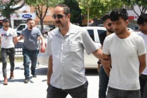 14 yaşındaki &ccedil;ocuğu bı&ccedil;ak zoruyla eve g&ouml;t&uuml;r&uuml;p cinsel istismarda bulundular