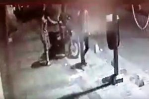 Motosiklet hırsızlığı g&uuml;venlik kamerasında