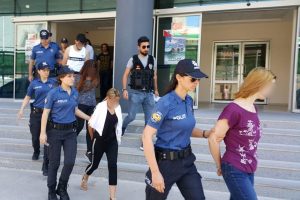 Bursa'da 3'&uuml; kadın 9 zehir taciri g&ouml;zaltına alındı