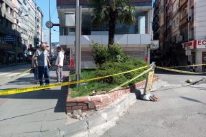 &Ccedil;atıdan d&uuml;şen par&ccedil;alar korku dolu anlar yaşattı