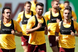 Galatasaray'da doğum g&uuml;n&uuml; kutlaması