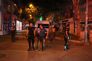 Yemek yiyen kadını taciz ettiği iddia edilen Suriyeliler ile T&uuml;rk vatandaşları arasında kavga &ccedil;ıktı!