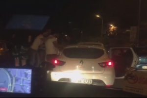 Trafikte tartıştıkları s&uuml;r&uuml;c&uuml;ye tekme tokat saldırdılar
