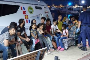 48 ka&ccedil;ak g&ouml;&ccedil;men yakalandı