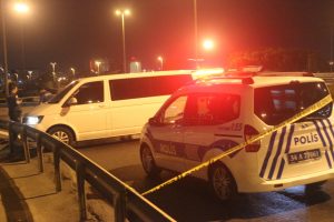 Polisi g&ouml;r&uuml;nce 20 ka&ccedil;ak g&ouml;&ccedil;meni bırakıp ka&ccedil;tılar