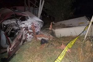 Otomobil elektrik trafosuna &ccedil;arparak durabildi
