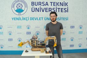 Bursa'da &uuml;niversite &ouml;ğrencisi elektrikli uzaktan kumandalı iş makinesi projesi geliştirdi