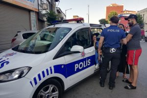 Kapka&ccedil;a direnen kadın turist metrelerce s&uuml;r&uuml;klendi