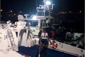 İzmir'in 3 il&ccedil;esinde 88 ka&ccedil;ak yakalandı