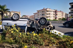 Bursa'da takla atan otomobilde can pazarı
