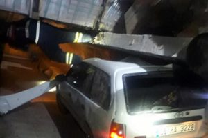 Otomobil beton duvarlar arasına devrildi