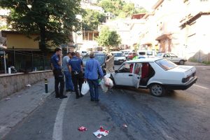 Bursa'da iki ara&ccedil; kafa kafaya &ccedil;arpıştı