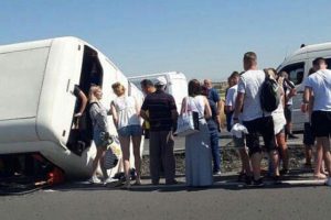 Turistleri taşıyan tur otob&uuml;s&uuml; devrildi