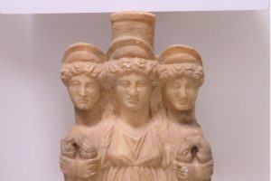 Roma d&ouml;nemine ait 3 başlı kadın heykeli ele ge&ccedil;irildi