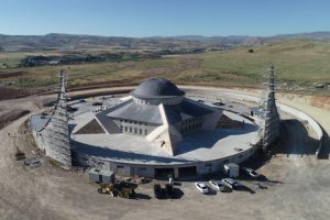 'Ay yıldız' mimarili cami ibadete g&uuml;n sayıyor