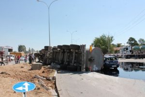 Freni patlayan zift y&uuml;kl&uuml; tanker, otomobil ve minib&uuml;se &ccedil;arptı