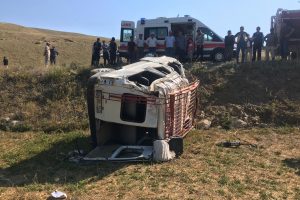 Devrilen minib&uuml;ste, 1 kişi &ouml;ld&uuml;, 18 kişi yaralandı