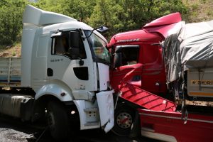 Tunceli'de tırlar kafa kafaya &ccedil;arpıştı: 7 yaralı