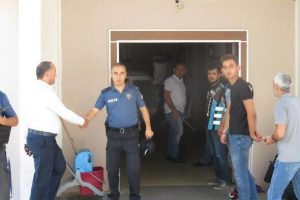 Hamile kadının olduğu araca saldıran zanlının elini sıkan polis amiri a&ccedil;ığa alındı