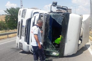 Virajda devrilen beton mikserinin s&uuml;r&uuml;c&uuml;s&uuml; yaralandı