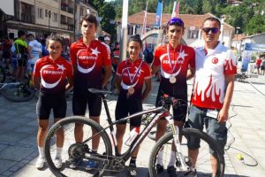 Kayserili sporcular T&uuml;rk Bayrağı'nı Sırbistan'da dalgalandırdı