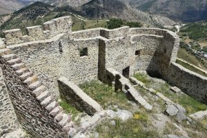Doğu Karadeniz'in en g&ouml;rkemli kalesi ziyaret&ccedil;ilerini bekliyor