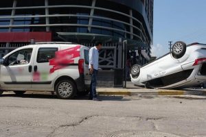 Hafif ticari ara&ccedil;la &ccedil;arpışan otomobil takla attı