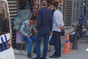 Bursa'da iskambil oynadığı arkadaşını bı&ccedil;akladı