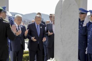 Cumhurbaşkanı Erdoğan'dan Aliya İzzetbegovi&ccedil;'in kabrine ziyaret