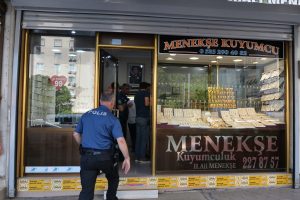 Soyguncuyu kuyumcu ikna edip, polise teslim etti
