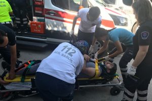Motosiklet yayaya &ccedil;arpı; 3 yaralı