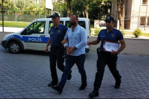 Polise bı&ccedil;ak &ccedil;eken şahıs g&ouml;zaltına alındı