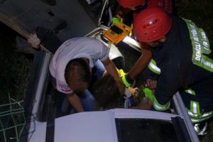 Kazanın şokunu atlatamayınca, otomobilden &ccedil;ıkmak istemedi
