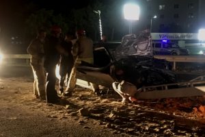 Kamyona &ccedil;arpan otomobil hurdaya d&ouml;nd&uuml;: 2 yaralı