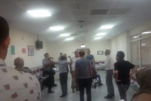 Sıra alamayan hasta yakınları g&uuml;venlik g&ouml;revlilerine saldırdı