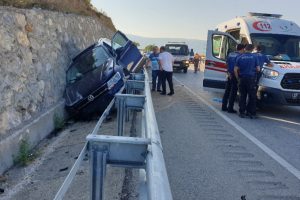 L&uuml;ks cip bariyerle istinat duvarı arasına sıkıştı: 3 yaralı