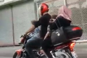 Tehlikeli yolculuk: Motosiklete 5 kişi bindiler