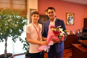 Şampiyon taekwondocudan Bursa  Osmangazi Belediye Başkanı D&uuml;ndar'a ziyaret