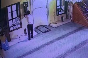 Bursa'da &ouml;nce namaz kıldı, sonra camideki tarihi saati &ccedil;aldı!