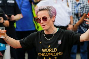 'Beyaz Saray'a gitmeyiz' diyen kadın futbolcu Demokratların davetini kabul etti