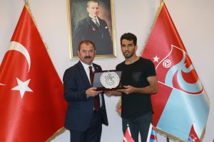 Trabzonspor'dan Vahid Amiri'ye veda plaketi