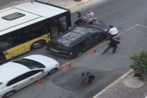 Hatalı park edilen otomobili b&ouml;yle kenara &ccedil;ektiler