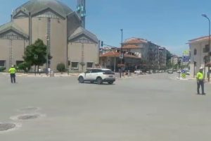 Bursa'da elektrikler kesildi, trafiğin kontrol&uuml; polislere kaldı