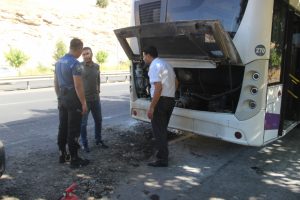Seyir halindeki otob&uuml;s bir anda alev aldı